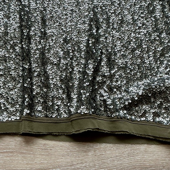 J. Crew EUC Olive Green Sequin Embellished Short Sleeve Top Shirt Blouse Size M - Picture 7 of 8